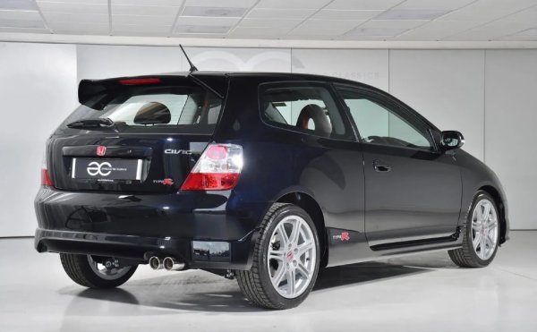 Това е един от най-популярните хечбеци на британския пазар. И не само. Honda Civic Type R има огромен 2-литров двигател, който може да се похвали със 197 к.с. и ускорява от 0 до 97 км/ч за малко над шест секунди. По сайтовете го има масово за 4200-4300 евро.